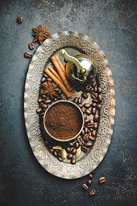 传统手工咖啡磨制机豆和香料文本空间的顶层视图图片