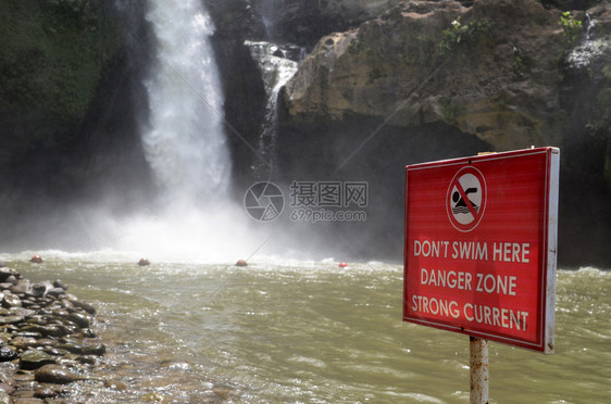 印度尼西亚巴厘乌布德附近Tegenungan瀑布的警告信号图片
