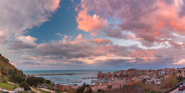 CalaMarina美景全在意大利西里日落时海岸城市CastellammaredelGolfo的港口意大利西里Castellam图片