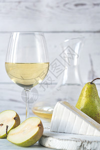 一杯白葡萄酒配奶酪和梨子图片