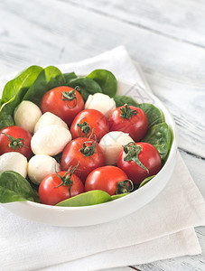 新鲜樱桃西红柿配有马扎里拉和菠菜叶图片
