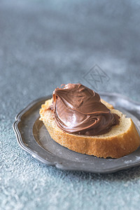 酱盘上加巧克力奶油的百甜饼片图片