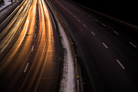 夜间在高速公路上快速行驶的车辆图片