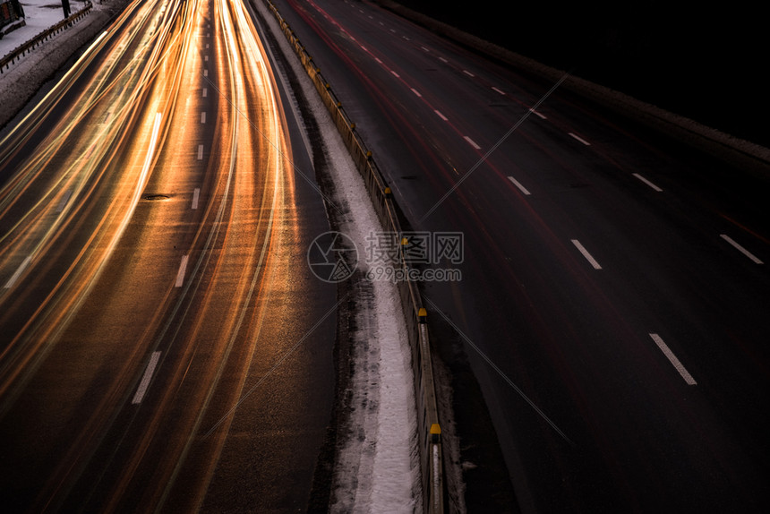 夜间在高速公路上快速行驶的车辆图片