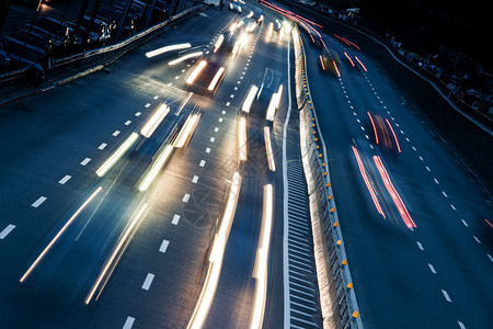 夜间在高速公路上快速行驶的车辆高清图片