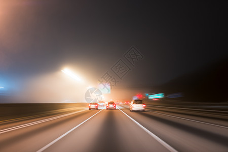 夜间在高速公路上快速行驶的车辆高清图片