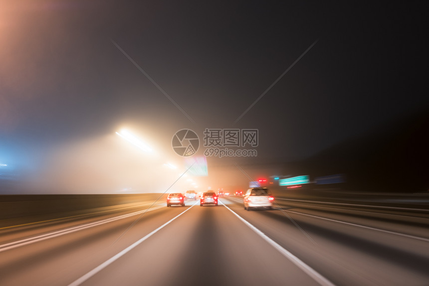 夜间在高速公路上快速行驶的车辆图片