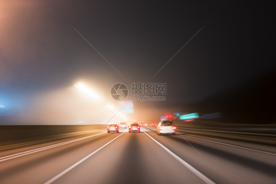 夜间在高速公路上快速行驶的车辆图片