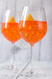 白木底的AperolSpritz鸡尾酒杯图片