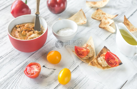 带新鲜蔬菜和玉米饼薯片的一碗土豆图片