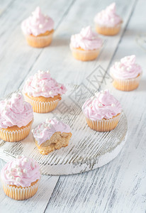 许多粉红色奶油自制蛋糕图片