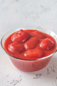 桌上一碗罐头番茄图片
