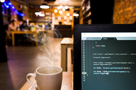 办公桌有编程代码的笔记本电脑和咖啡杯外地低深度办公桌有编程代码的笔记本电脑外地低深度图片