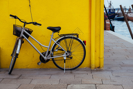 布罗拉诺岛多彩的房子门口有一辆自行车图片