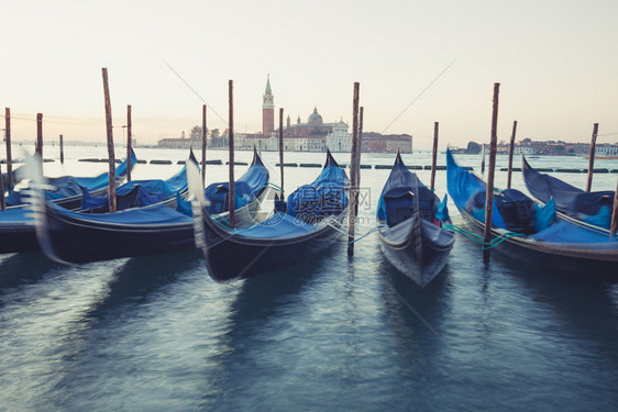 Gondolas由圣马克广场与意大利威尼斯圣乔治马吉奥雷教堂挂起图片