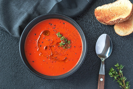 一碗辣番茄汤盛满橄榄油和黑胡椒图片