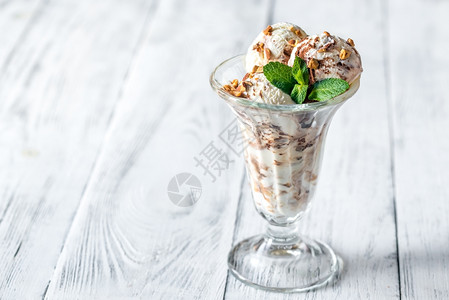 提拉米苏冰淇淋香草巧克力冰淇淋在圣代玻璃杯中背景