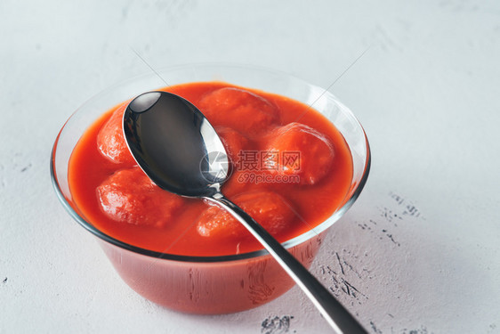 桌上一碗罐头番茄图片