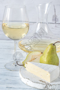 一杯白葡萄酒配奶酪和梨子图片