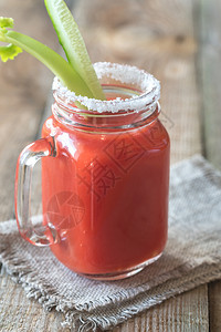 泥瓦罐中的番茄汁图片