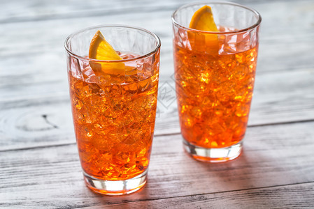 白木底的AperolSpritz鸡尾酒杯图片