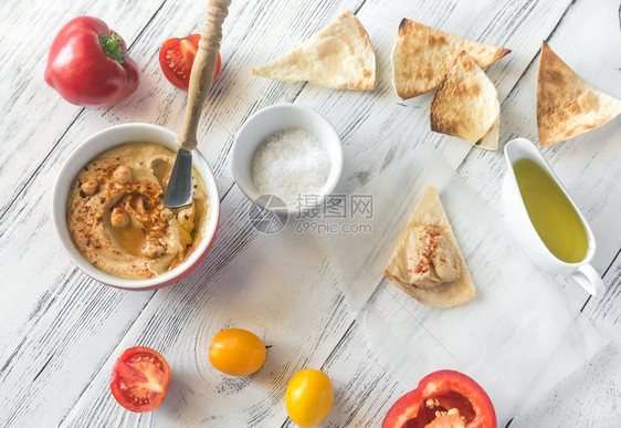 带新鲜蔬菜和玉米饼薯片的一碗土豆图片