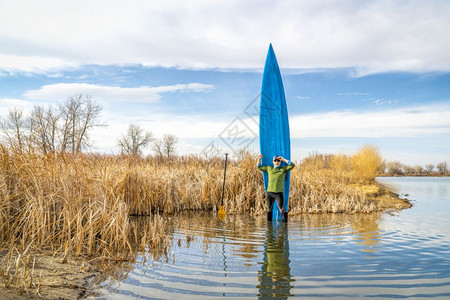 在科罗拉多州湖边高年男和滑板在湖边图片