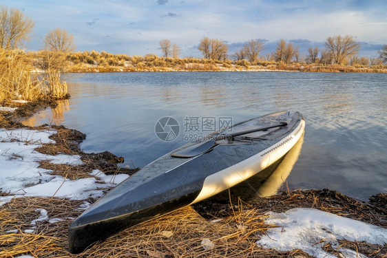 在科罗拉多湖上站起滑板早期春风景和雪图片