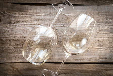 白葡萄酒玻璃杯图片