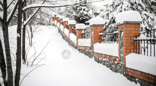 雪后被覆盖的栅栏图片