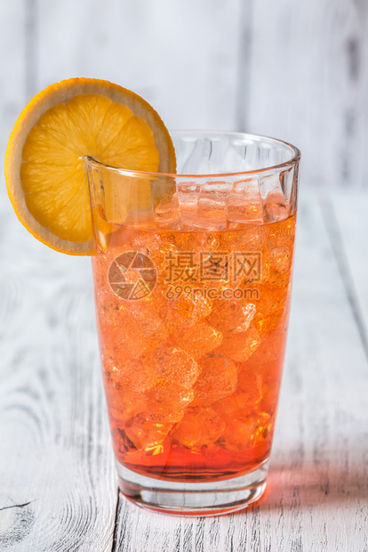 白木底的AperolSpritz鸡尾酒杯图片