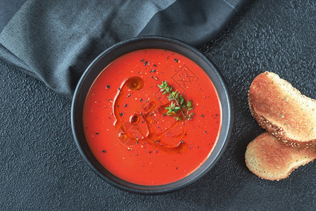 一碗辣番茄汤盛满橄榄油和黑胡椒图片
