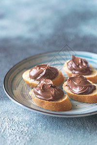 酱盘上加巧克力奶油的百甜饼片图片