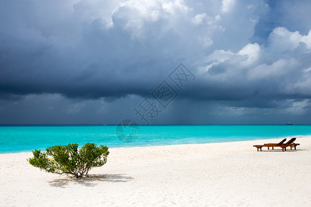 具有白沙滩和海的马尔代夫热带岛屿图片