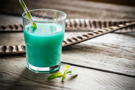 一杯蓝色的咖哩酱和果汁鸡尾酒图片