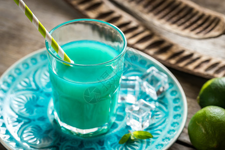 一杯蓝色的咖哩酱和果汁鸡尾酒图片