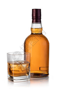 威士忌瓶和杯白底隔绝图片