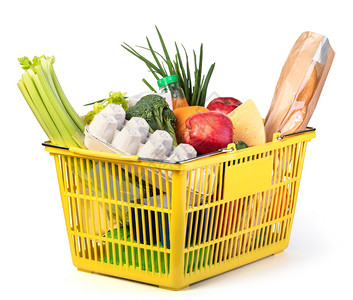 黄色新鲜水果塑料购物篮配有孤立在白色上的杂货背景