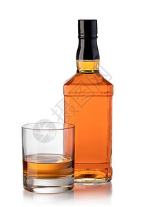 威士忌瓶和杯在白色背景上隔绝的威士忌瓶和玻璃威士忌瓶和玻璃图片