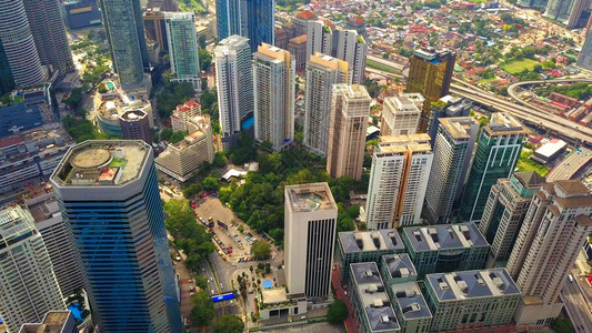 景观马来西亚吉隆坡市中心空景象亚洲智能城市的金融区和商业中心日落时天梯和高楼建筑背景