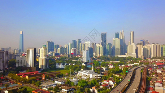科伦坡市中心马来西亚和高速公路的空中景象亚洲智能城市金融区和商业中心正午时分天空和高楼有蓝天图片