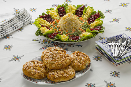 与传统节日摩洛哥混合沙拉和小巴斯塔在一桌漂亮的子上图片