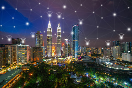 数字网络连接线和与马来西亚吉隆坡市下的Wifi图标智能城市金融区在技术概念方面的智能城市夜间的Skycraper和高楼大图片