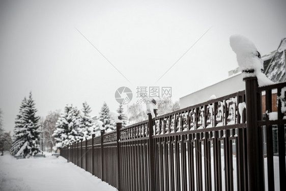 被雪堆包围的栅栏图片