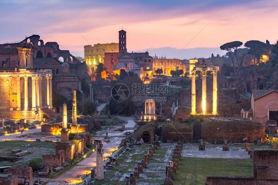 罗马论坛古老的废墟或意大利罗马日落时的ForoRomanoColosseum或Coliseum图片