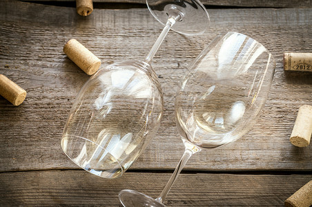 白葡萄酒玻璃杯图片