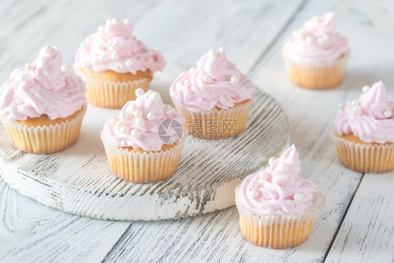 许多粉红色奶油自制蛋糕图片