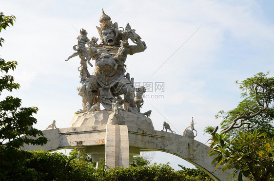 在巴厘的PuraLuhurUluwatu与猴子战斗的神像图片