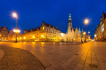 清晨蓝色时分波兰罗茨拉夫老城市场广上的哥特市政厅和多彩房屋波兰罗茨拉夫市场广政厅波兰罗茨拉夫市图片