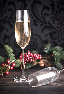 两杯香槟加圣诞树枝图片